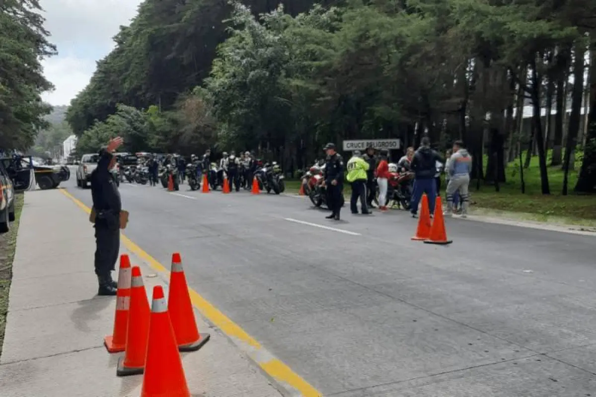 Los motoristas hacían las carreras en contra de la vía poniendo en peligro a más personas.