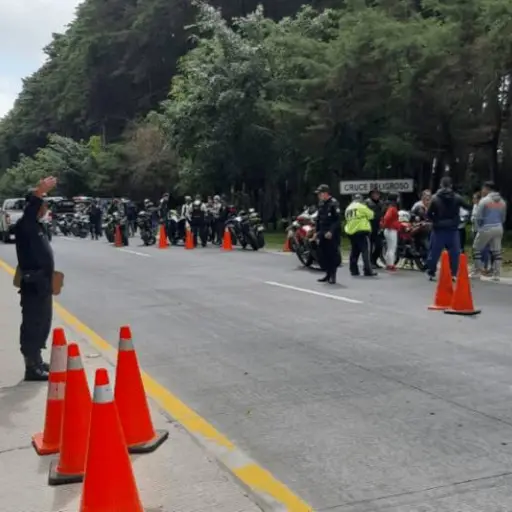 Los motoristas hacían las carreras en contra de la vía poniendo en peligro a más personas.