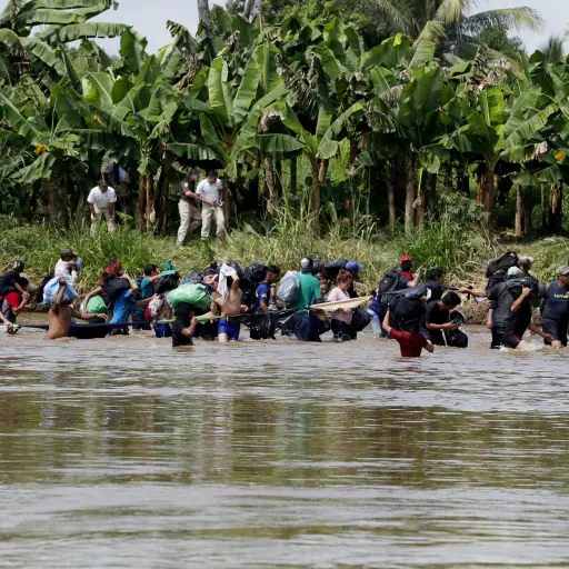 GUA05. TECÚN UMÁN (GUATEMALA), 29/10/2018.- Integrantes de la segunda caravana de migrantes, en su mayoría hondureños, cruzan a pie el río Suchiate por una parte que no es muy profunda y que separa a Guatemala de México, en un nuevo intento por continuar 