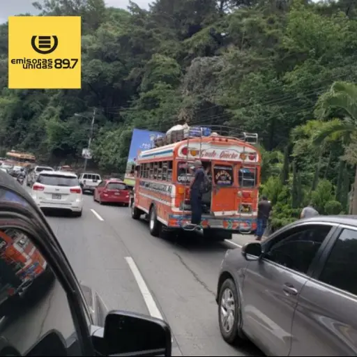 Hombre orina desde un bus de San Lucas. Foto: Cortesía.