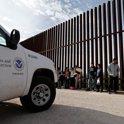 LWS14. MCALLEN (ESTADOS UNIDOS), 23/01/2019.- Familias mexicanas que trataban de pasar la frontera de Estados Unidos de forma ilegal, se entregan a los guardias estadounidenses cerca del cercado fronterizo a lo largo del Valle del Río Grande este miércole