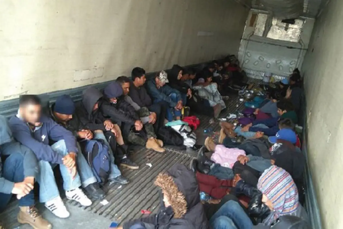 México intercepta a 112 migrantes centroamericanos hacinados en un camión, 