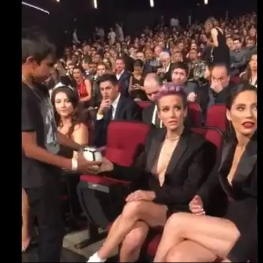 La forma en que autografió el balón a un niño fue la causa de las críticas.