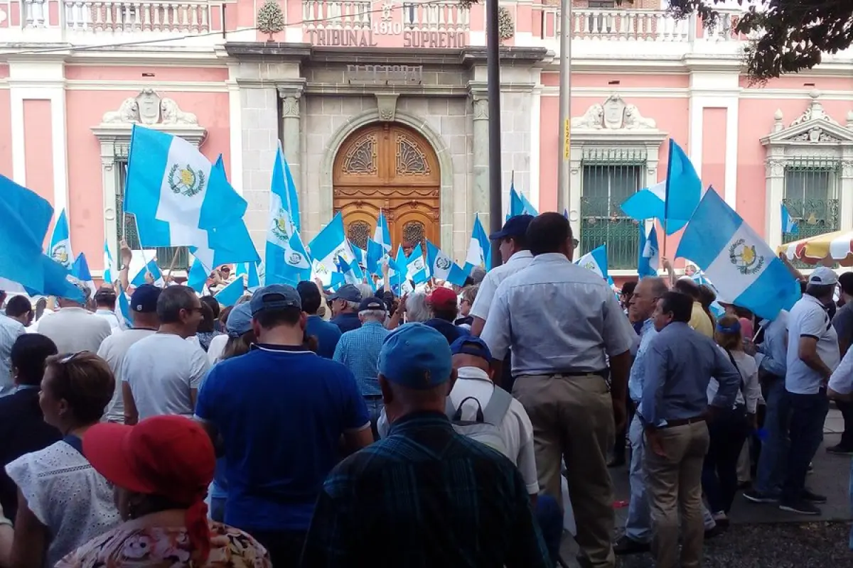 Protestan por supuesto fraude frente TSE.