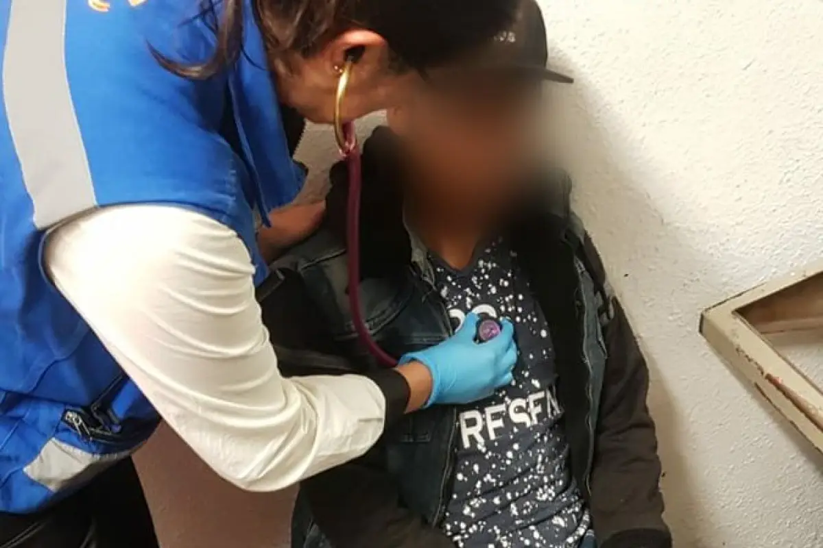 Joven guatemalteco abandonado en el metro de México. Foto: Metro de México.