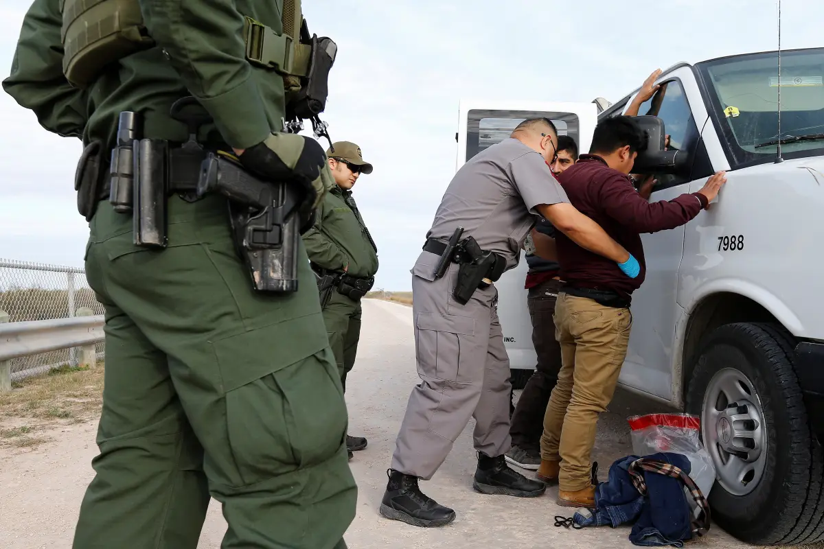 LWS14. MCALLEN (ESTADOS UNIDOS), 23/01/2019.- Guardias estadounidenses detienen a inmigrantes mexicanos que trataban de pasar la frontera de Estados Unidos de forma ilegal, próximo al cercado fronterizo a lo largo del Valle del Río Grande este miércoles e