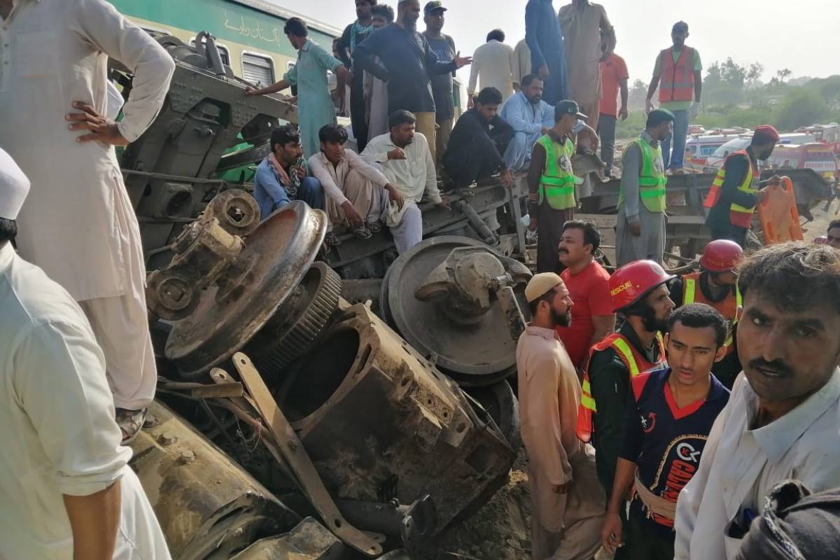 Al menos 20 muertos y 80 heridos en accidente de tren en Pakistán