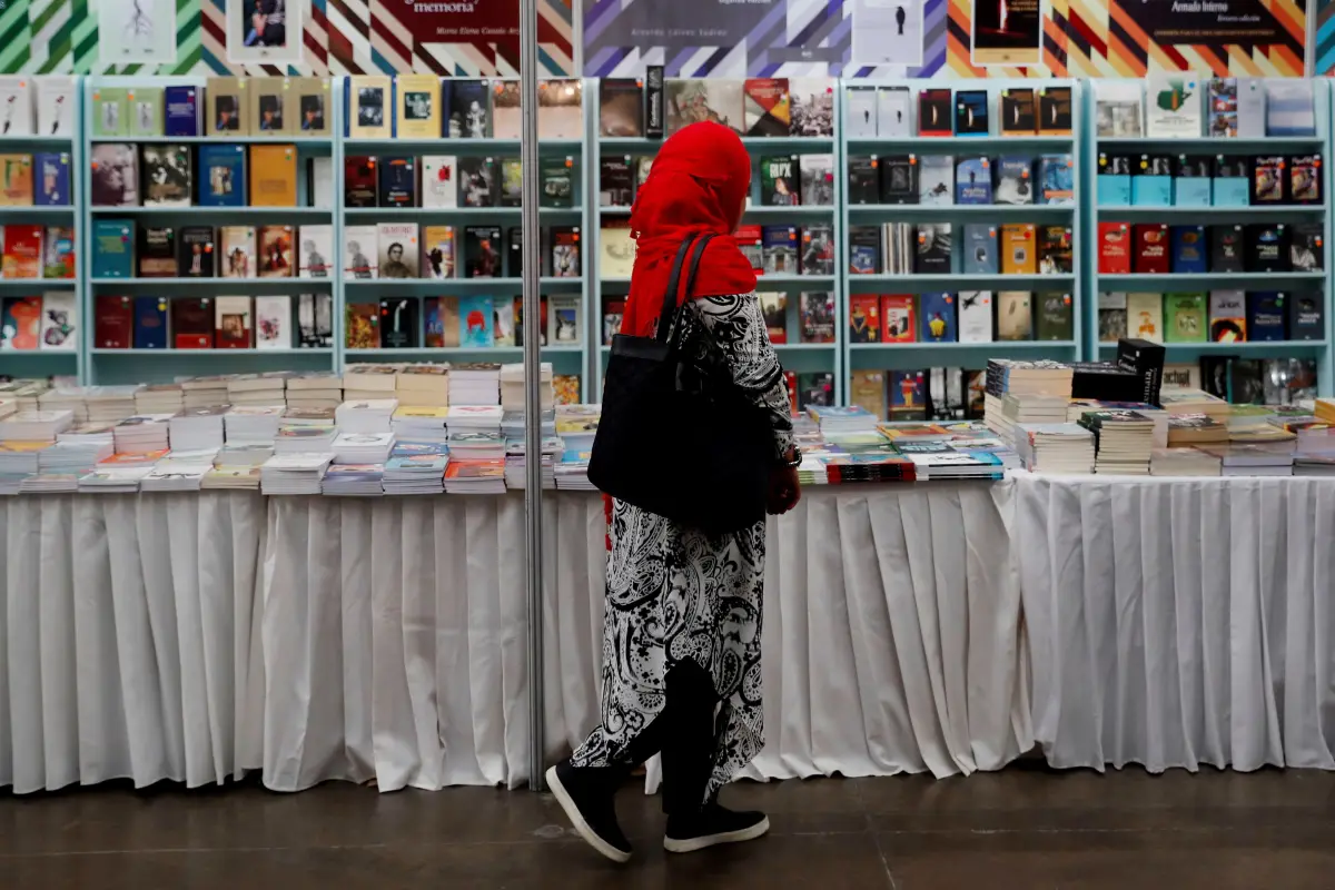 GU4001. CIUDAD DE GUATEMALA (GUATEMALA), 11/07/2019.- Una mujer visita un puesto durante la inauguración de la Feria XVI Feria Internacional del Libro de Guatemala este jueves, en Ciudad de Guatemala (Guatemala). La feria tendrá presentaciones de libros y