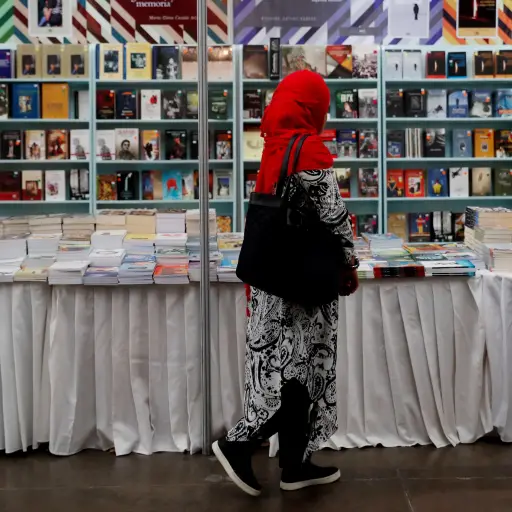 GU4001. CIUDAD DE GUATEMALA (GUATEMALA), 11/07/2019.- Una mujer visita un puesto durante la inauguración de la Feria XVI Feria Internacional del Libro de Guatemala este jueves, en Ciudad de Guatemala (Guatemala). La feria tendrá presentaciones de libros y