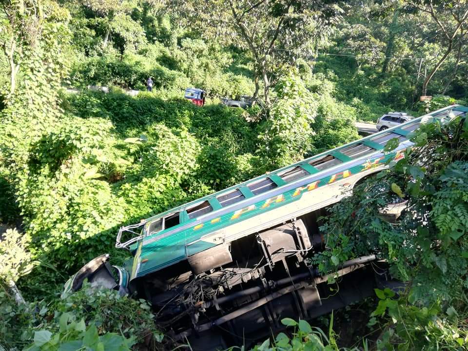 Bus extraurbano cae a hondonada en Suchitepéquez | 