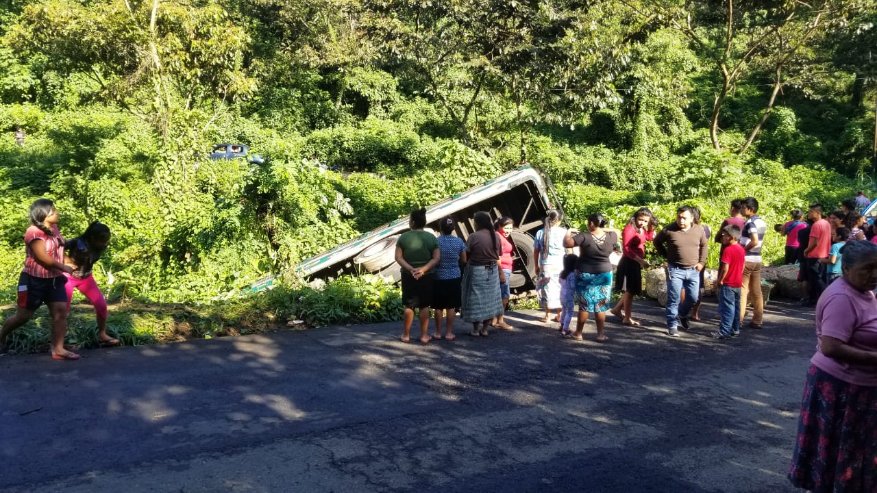 Bus extraurbano cae a hondonada en Suchitepéquez | 