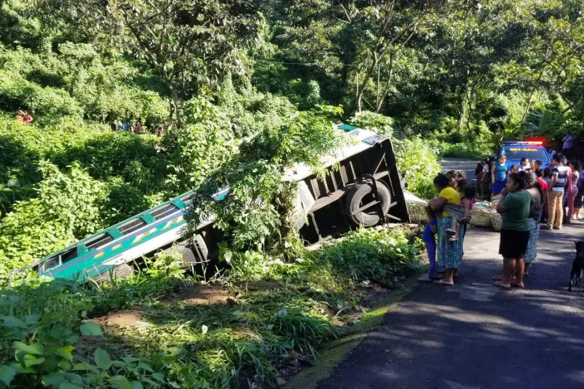 Bus extraurbano cae a hondonada en Suchitepéquez, 