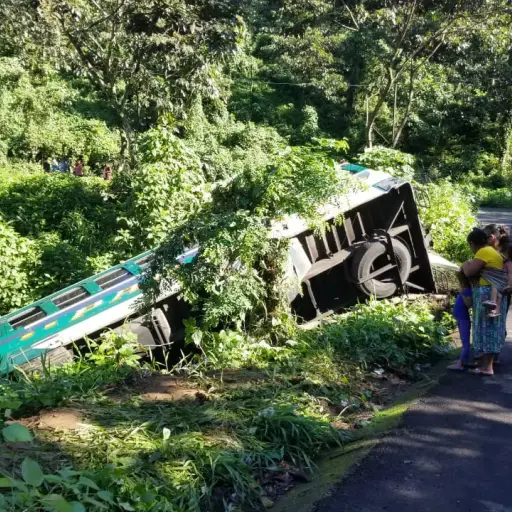 Bus extraurbano cae a hondonada en Suchitepéquez ,
