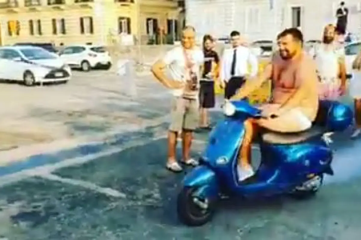 Balotelli volvió a hacer de las suyas, esta vez con el dueño de una moto.