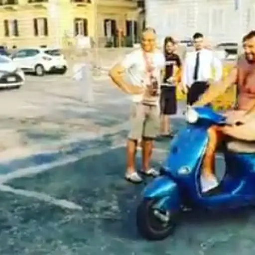 Balotelli volvió a hacer de las suyas, esta vez con el dueño de una moto.