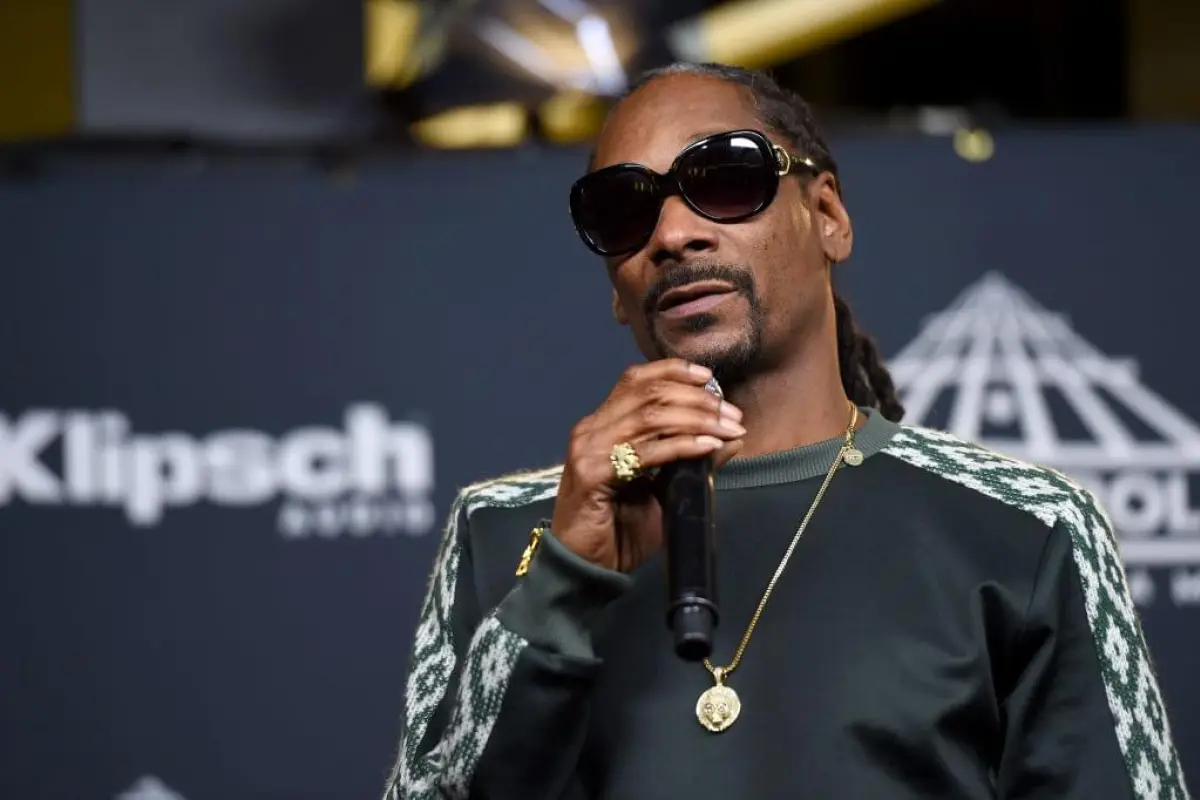 NEW YORK, NY - APRIL 07:  Recording artist Snoop Dogg attends the Press Room of the 32nd Annual Rock 