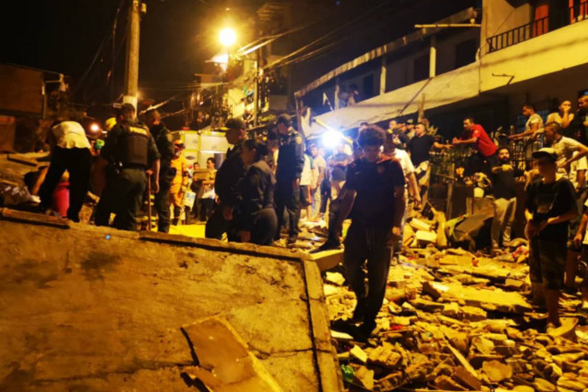 VIDEO | Muertos y heridos deja colapso de edificio de tres pisos
