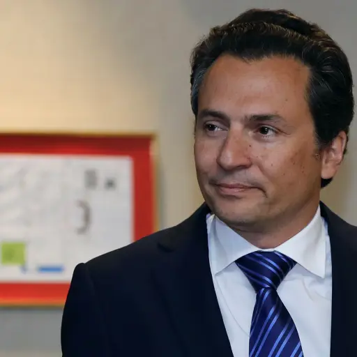 MEX56 CIUDAD DE MÉXICO (MÉXICO), 17/08/2017.- El exdirector de Petróleos Mexicanos (Pemex) Emilio Lozoya llega hoy, jueves 17 de agosto de 2017, a una rueda de prensa en Ciudad de México (México). Lozoya compareció hoy ante la Procuraduría General de la R