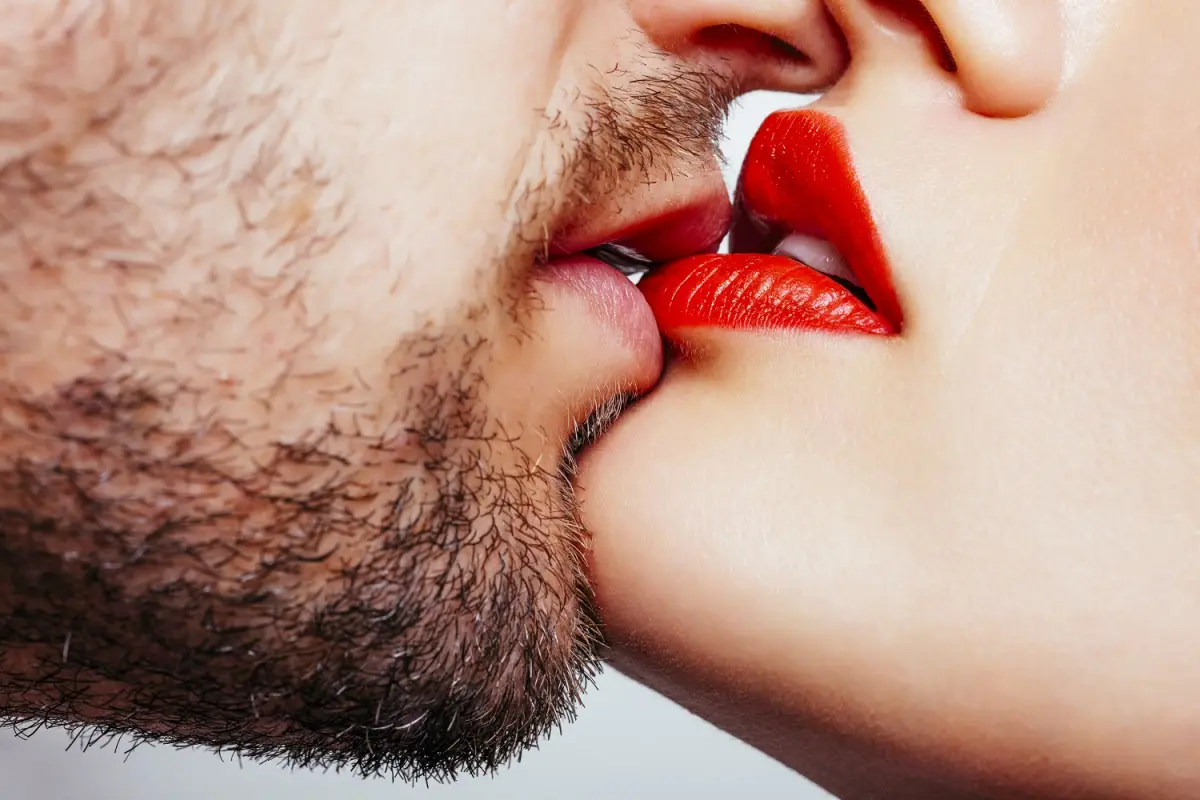 Close up of a men and woman lips wants to kiss.