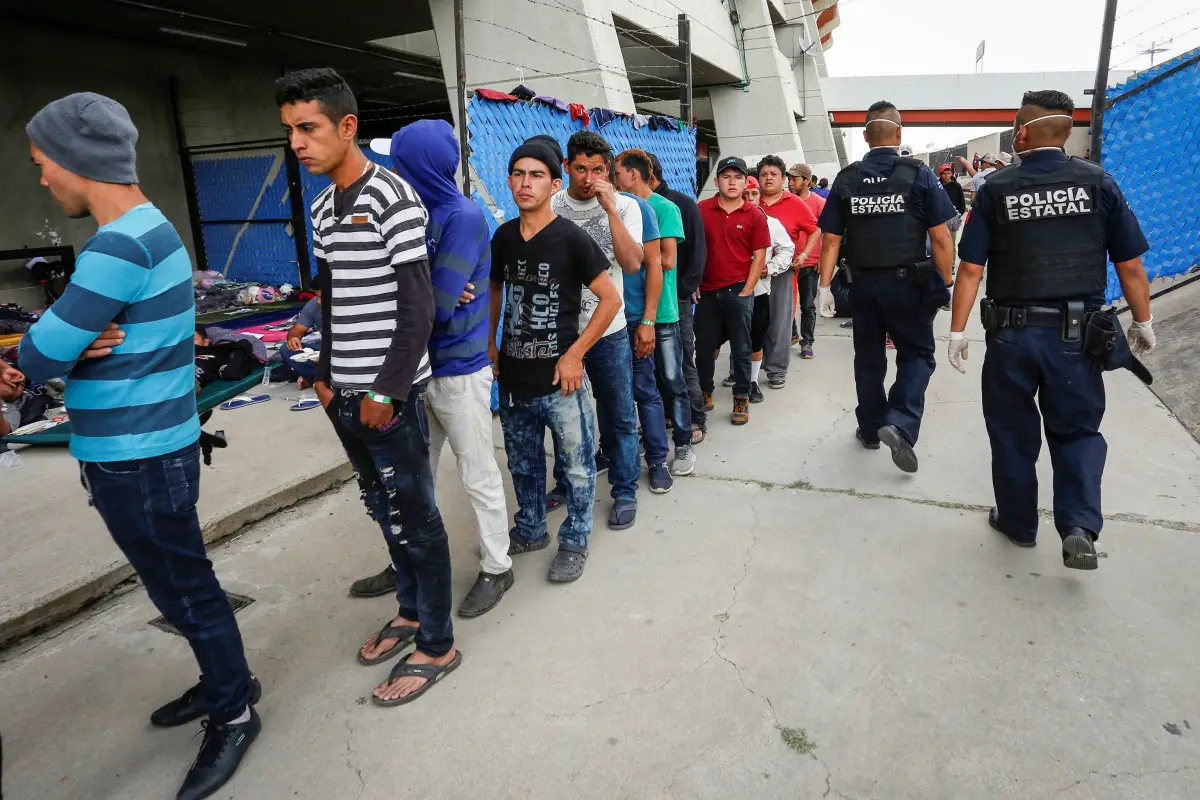 MEX031.QUERÉTARO(MÉXICO),31/01/2019.- Cientos de migrantes toman un descanso y se forman para reclamar alimentos este jueves a su paso por la ciudad de Querétaro (México). Desde los últimos meses de 2018 han entrado a México unos 11.500 migrantes centroam