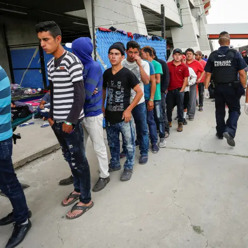 MEX031.QUERÉTARO(MÉXICO),31/01/2019.- Cientos de migrantes toman un descanso y se forman para reclamar alimentos este jueves a su paso por la ciudad de Querétaro (México). Desde los últimos meses de 2018 han entrado a México unos 11.500 migrantes centroam