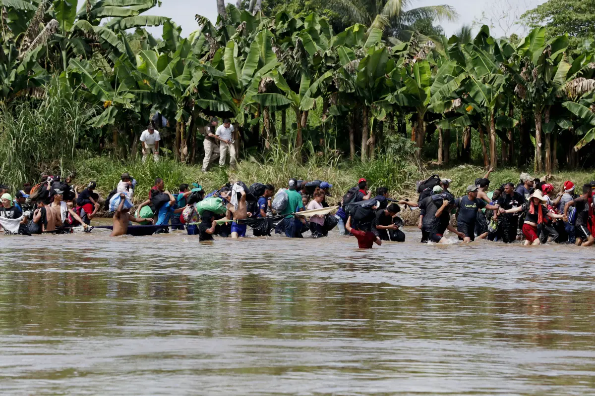 GUA05. TECÚN UMÁN (GUATEMALA), 29/10/2018.- Integrantes de la segunda caravana de migrantes, en su mayoría hondureños, cruzan a pie el río Suchiate por una parte que no es muy profunda y que separa a Guatemala de México, en un nuevo intento por continuar 