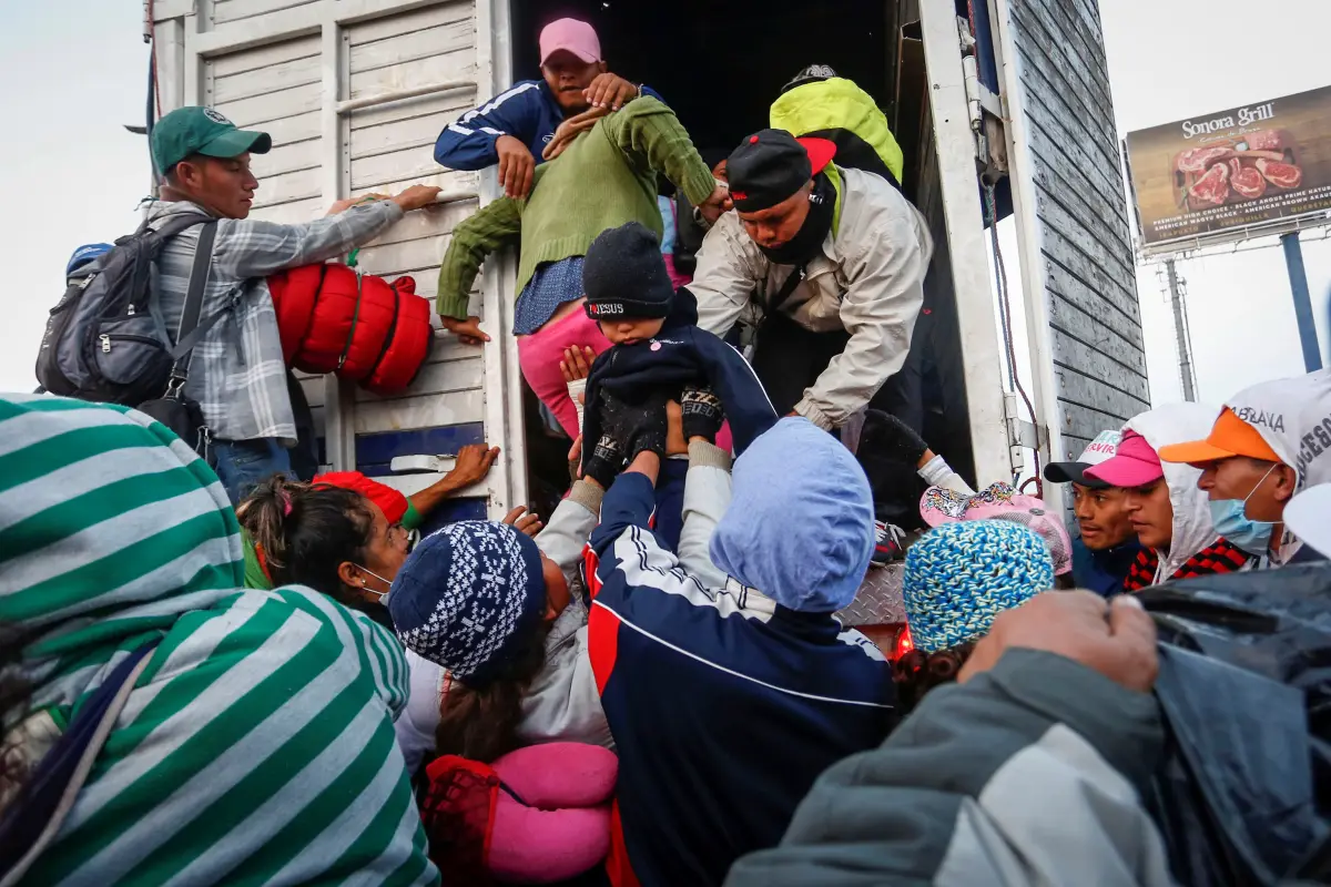 MEX010. IRAPUATO (MÉXICO), 12/11/2018.- Miembros de la caravana de migrantes centroamericanos continúan su marcha hacia Estados Unidos hoy, lunes 12 de noviembre de 2018, desde la ciudad de Irapuato, estado de Guanajuato (México). El principal contingente