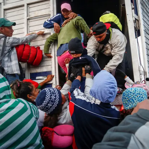 MEX010. IRAPUATO (MÉXICO), 12/11/2018.- Miembros de la caravana de migrantes centroamericanos continúan su marcha hacia Estados Unidos hoy, lunes 12 de noviembre de 2018, desde la ciudad de Irapuato, estado de Guanajuato (México). El principal contingente