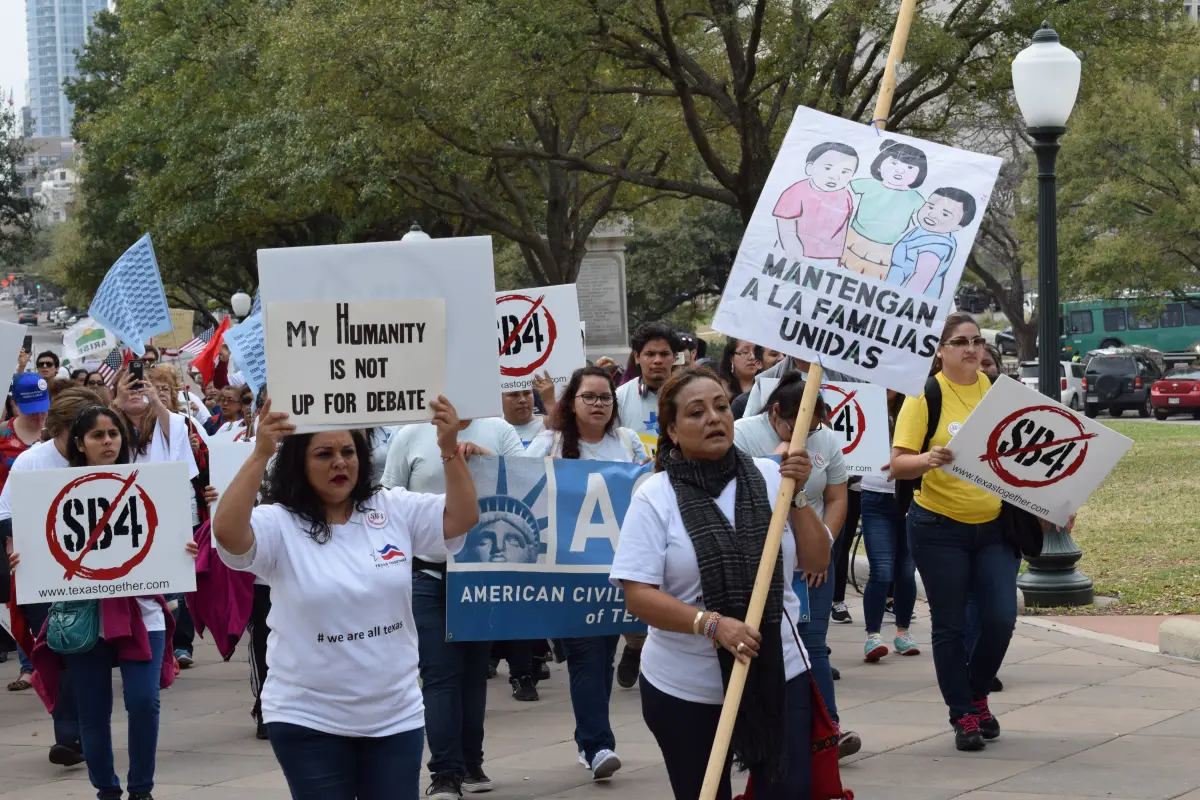 EFE/EUA CARIBE SHM07 AUSTIN (TX, EEUU), 28/2/2017.- Mujeres sujetan pancartas este martes en la capital de Texas, Austin, contra un proyecto de ley que pretende prohibir las "ciudades santuario" en el estado de la estrella solitaria. La manifestación, que