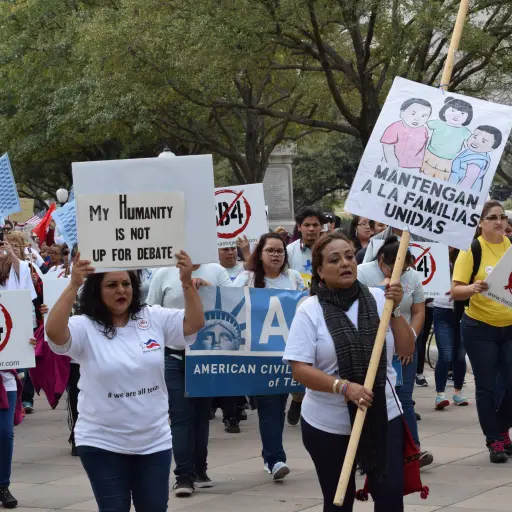 EFE/EUA CARIBE SHM07 AUSTIN (TX, EEUU), 28/2/2017.- Mujeres sujetan pancartas este martes en la capital de Texas, Austin, contra un proyecto de ley que pretende prohibir las 