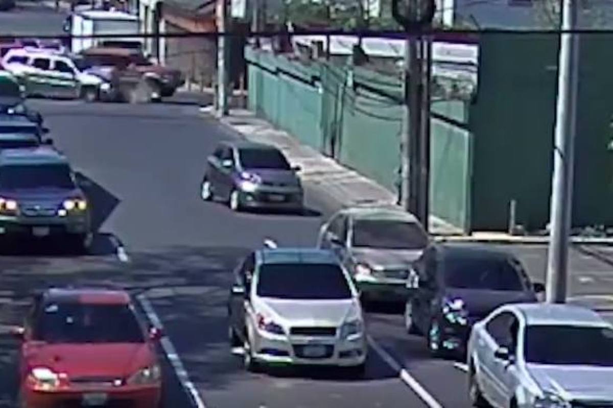VIDEO | Conductor de vehículo se pasa semáforo en rojo y provoca ...