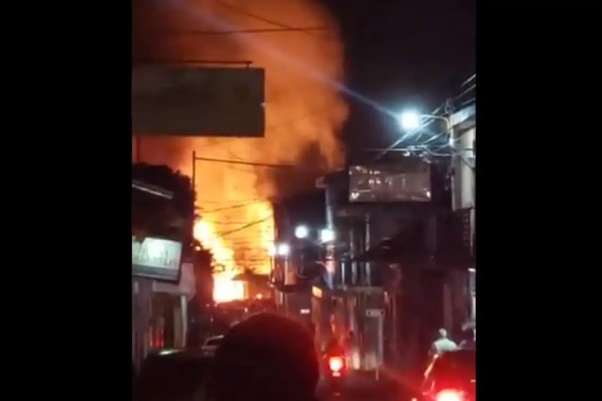 Los cuerpos de socorro trabajaron para sofocar las llamas de este incendio.