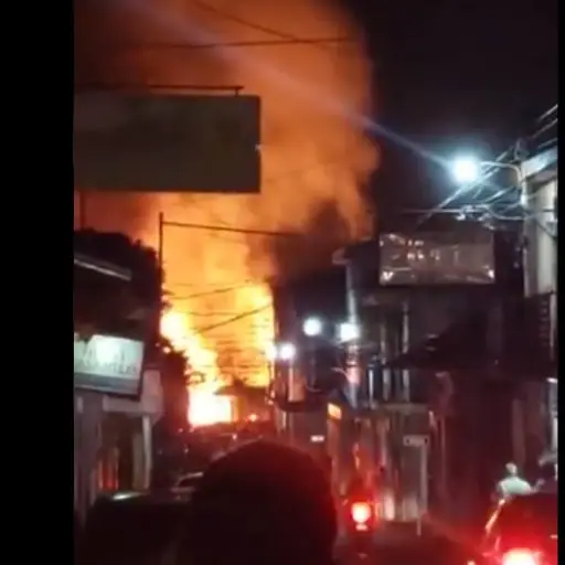 Los cuerpos de socorro trabajaron para sofocar las llamas de este incendio.