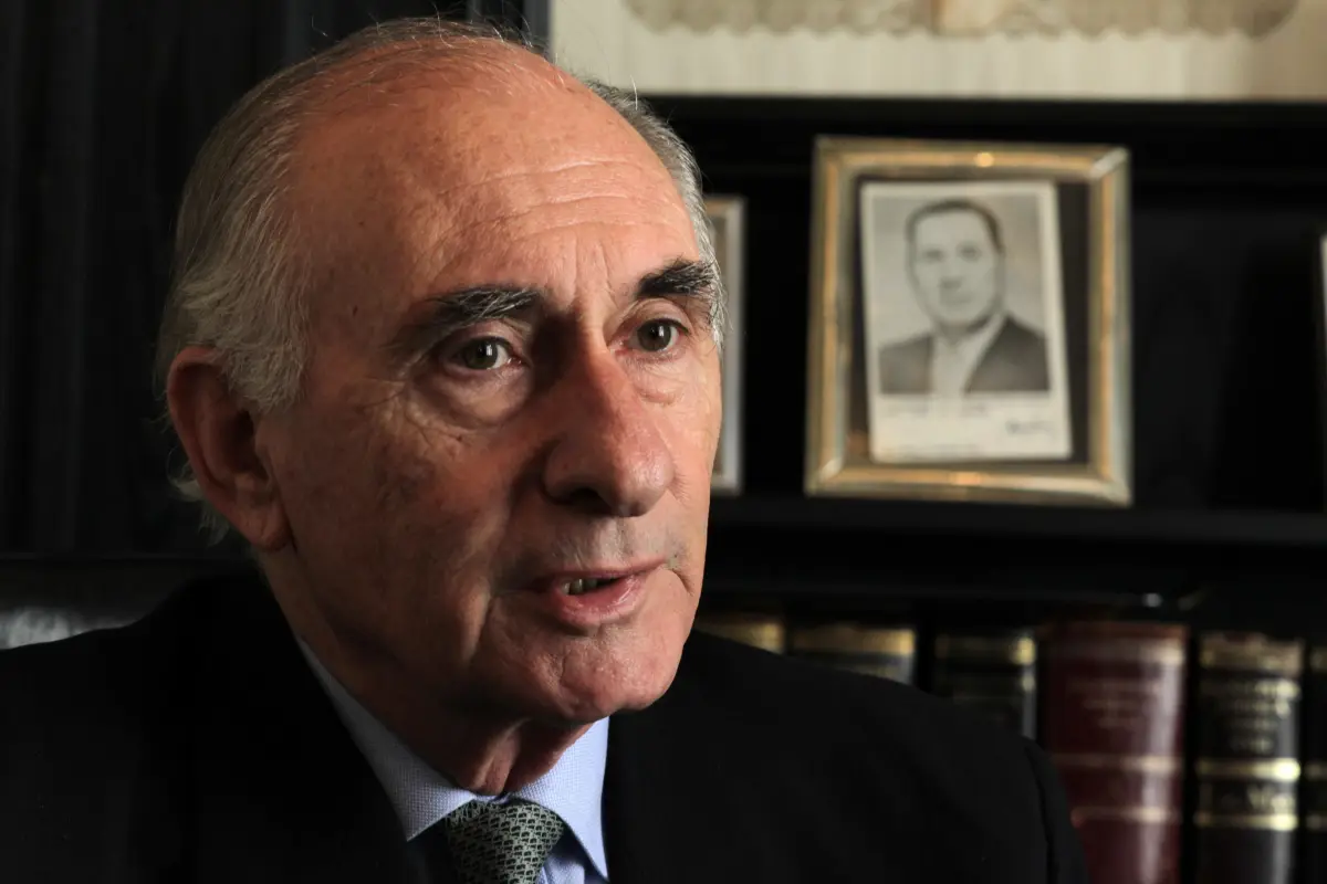 BAS11. BUENOS AIRES (ARGENTINA), 25/11/2011.- El expresidente argentino Fernando De La Rúa habla durante una entrevista concedida a Efe este martes 22 de noviembre de 2011. Diez años después de abandonar la Presidencia en medio de la más grave crisis de A