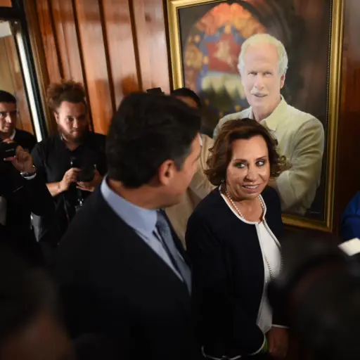 Sandra Torres y Ricardo Quiñónez se reunieron en la Municipalidad de Guatemala. Foto: Edwin Bercián.
