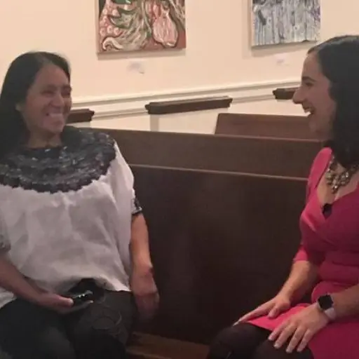 María Chavalán dentro de la iglesia. Foto: Captura de pantalla.