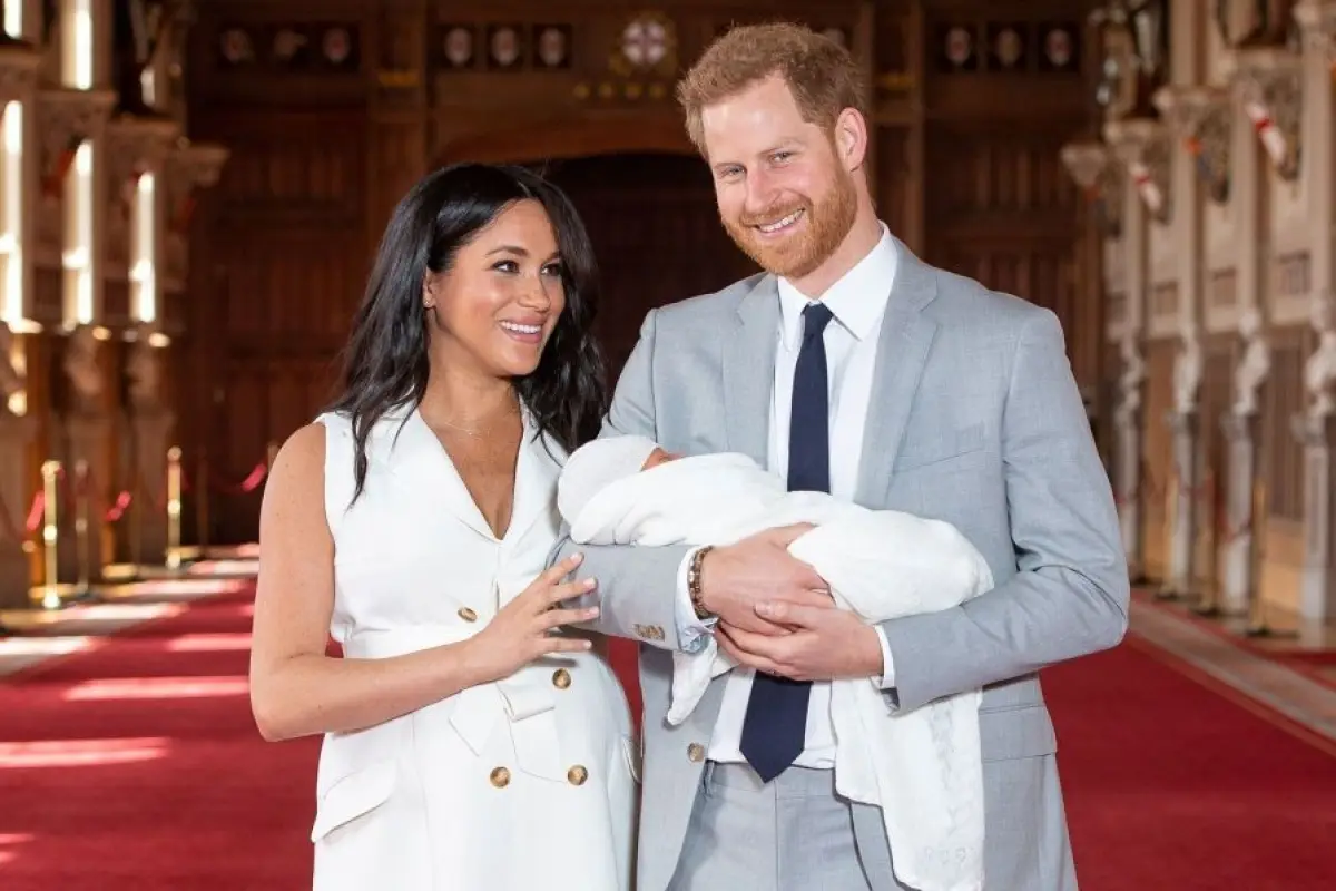 principe-harry-y-meghan-markle-presentan-al-bebe_15_970x597, 