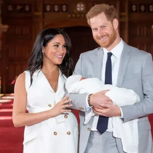 principe-harry-y-meghan-markle-presentan-al-bebe_15_970x597 ,