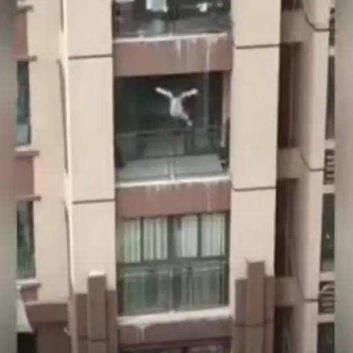 Un niño de 3 años, ileso tras una caída de cinco pisos en China