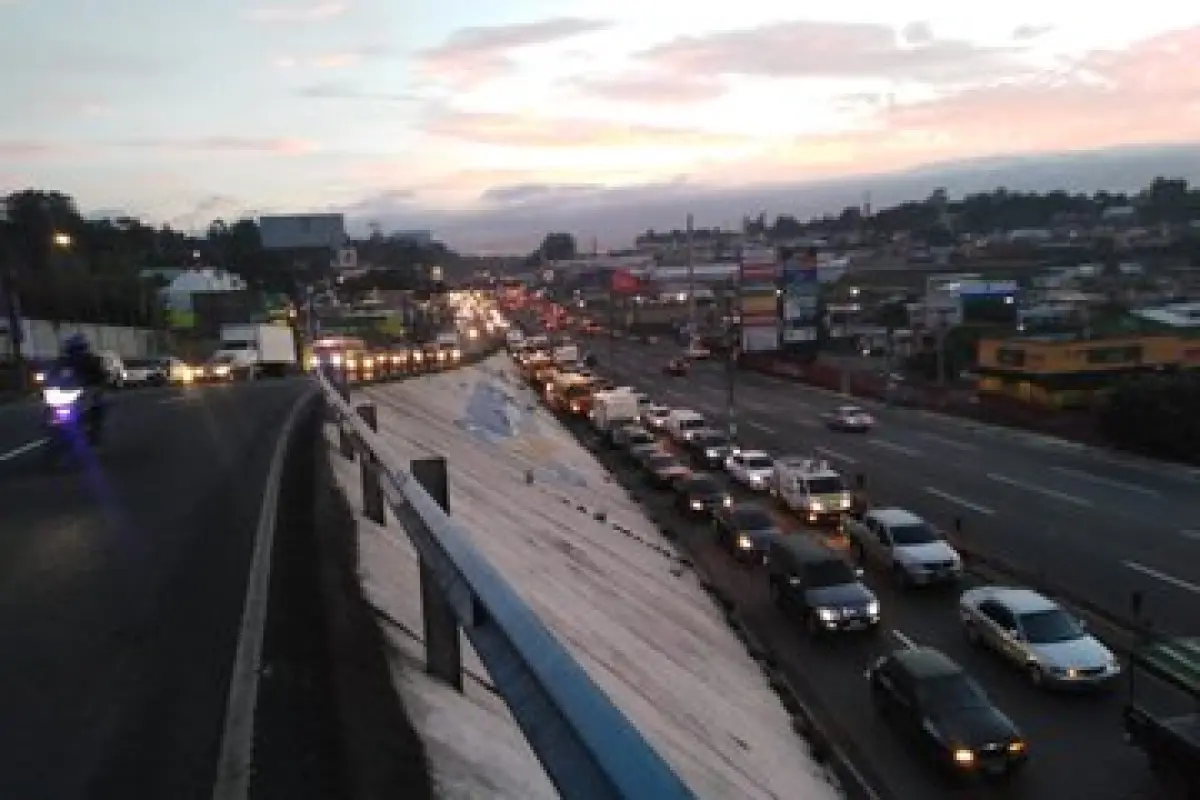 Trailer provoca caos vehicular en ruta al Pacífico. Fotos: Dalia Santos.