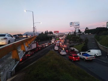 Trailer provoca caos vehicular en ruta al Pacífico. | 