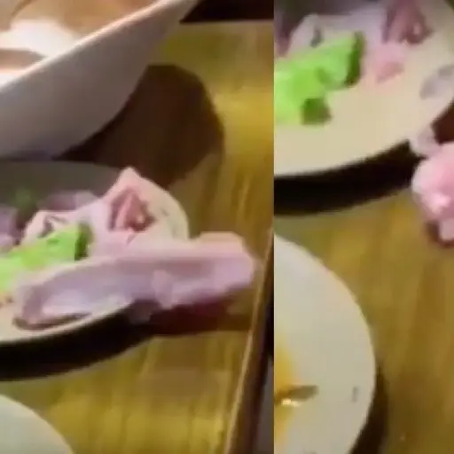 Una pieza de pollo cobra vida y salta del plato ,