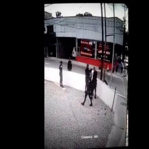 Agentes de la PNC agreden a un hombre.