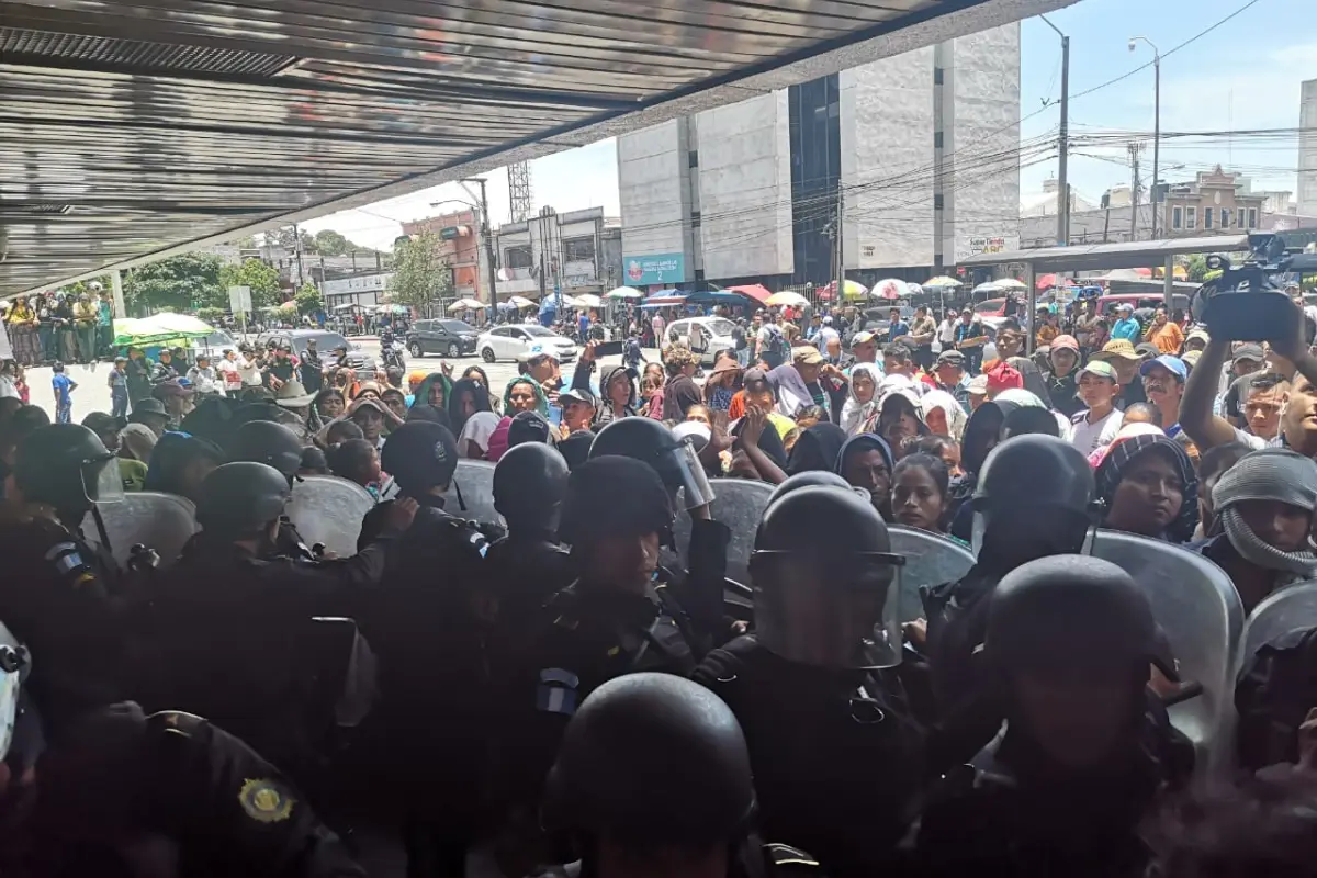 Manifestantes encadenan las puertas de la Corte Suprema de Justicia. Foto: Alexánder Valdéz.