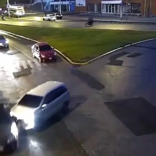 Conductor de vehículo se pasa el alto y provoca una emergencia ,