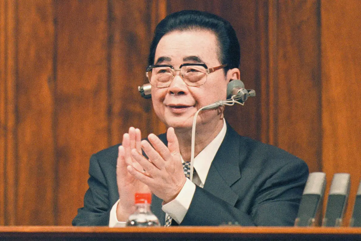 BEL02 - 20000612 - BELGRADE, SERBIA, YUGOSLAVIA : Chiness leader Li Peng, who ranks second in the country's hierarchy, applauds during a joint session of both houses of the Yugoslav federal parliament in Belgrade Monday 12 June 2000. Li Peng accused NATO 