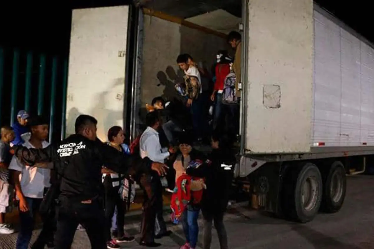 En México interceptan a migrantes centroamericanos en un camión 