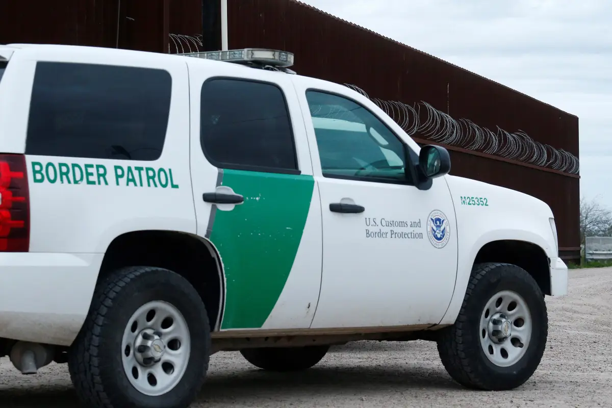 LWS151. MCALLEN (EE.UU.), 23/01/2019.- Un agente de la Patrulla Fronteriza de los Estados Unidos atraviesa una puerta en la cerca a lo largo del río Grande cerca de McAllen, Texas, EE. UU., el 23 de enero de 2019. Según los informes, dos mil millas de la 