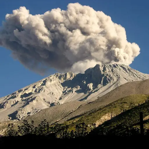 LIM02 - MOQUEGUA (PERÚ), 08/06/06.- Una gran fumarola se observa hoy, jueves 8 de junio, en el volcán Ubinas de Perú. El Gobierno peruano declaró hoy el estado de emergencia en la zona afectada por el aumento de la actividad del volcán y ordenó la reubica