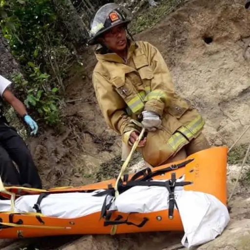 La víctima resbaló y cayó a un barranco de aproximadamente 150 metros de profundidad.